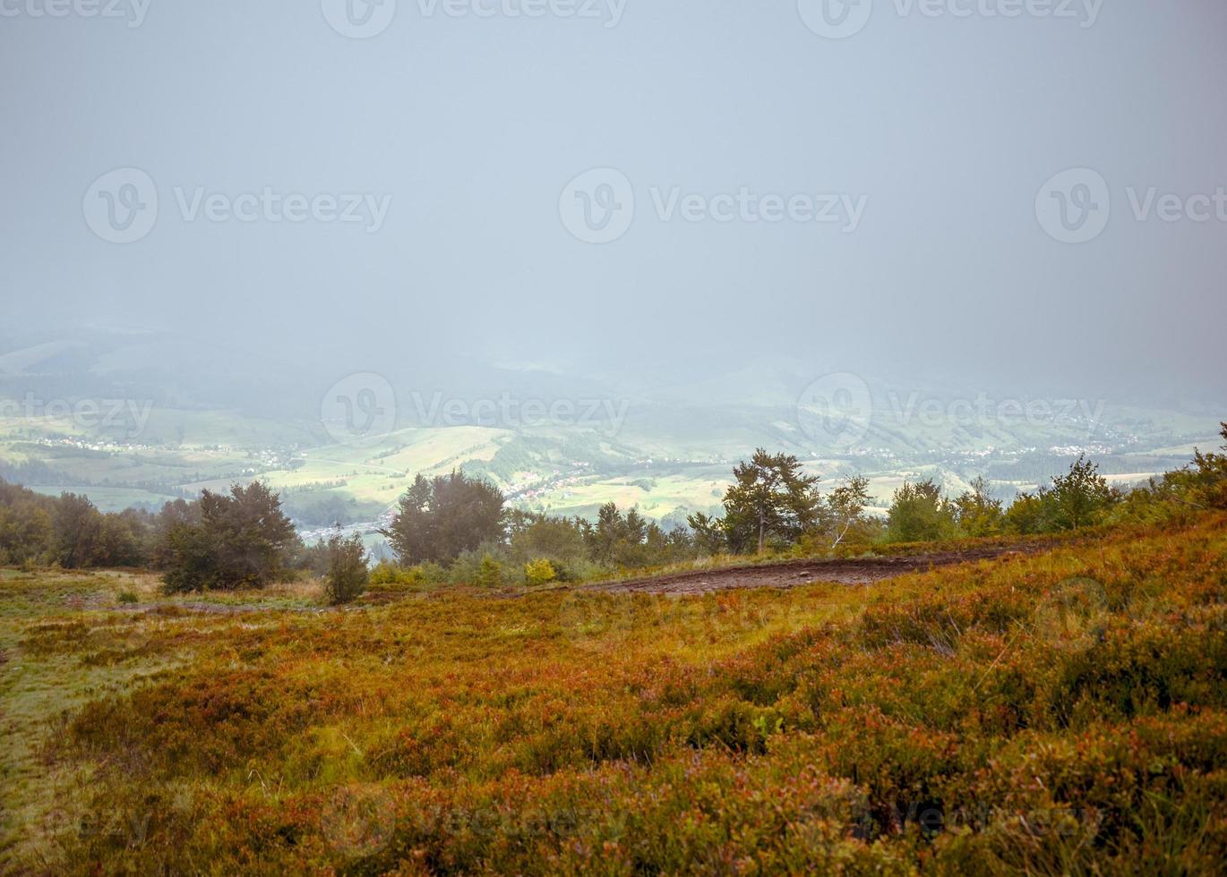 Vista del pueblo cubierto de niebla en las montañas de los Cárpatos foto