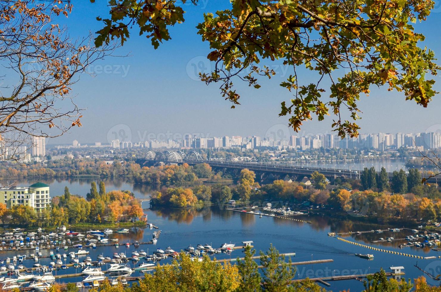 Vista panorámica del distrito de Podil y el río Dnipro en Kiev en otoño foto