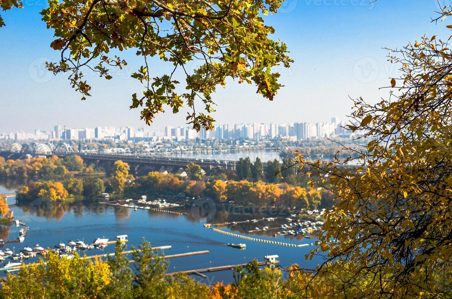 Vista panorámica del distrito de Podil y el río Dnipro en Kiev en otoño foto