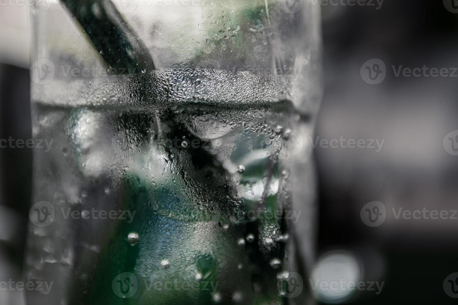 Cerca de vidrio con agua con gas foto