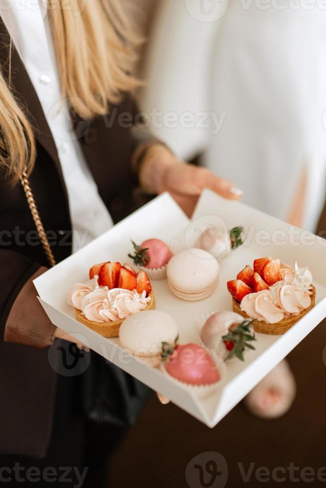 buffet de bienvenida con alcohol y cupcakes foto