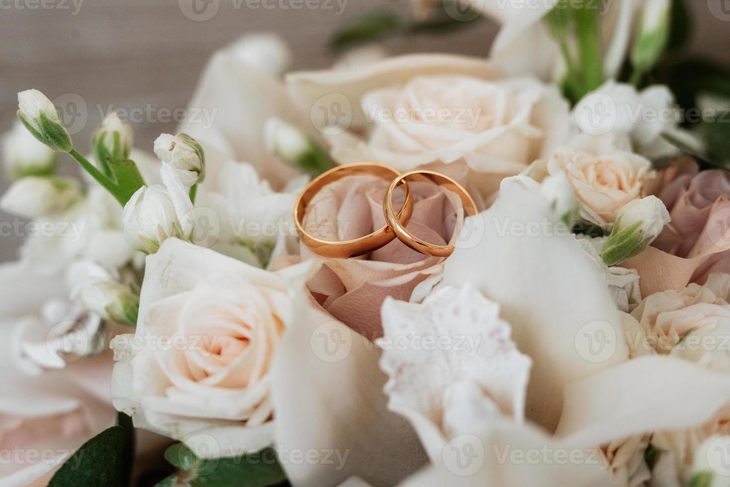 anillos de bodas de oro como atributo foto