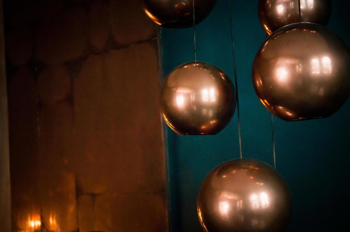 Lámparas de bronce de esfera de enfoque suave con fondo azul oscuro foto
