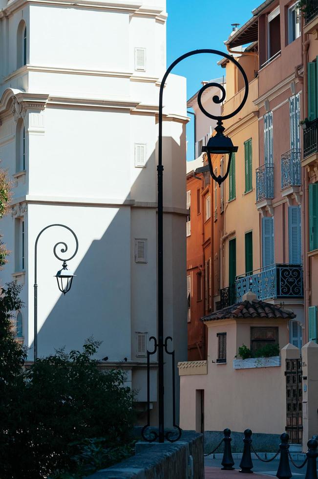 Linternas de hierro luces en las calles de Mónaco día soleado foto