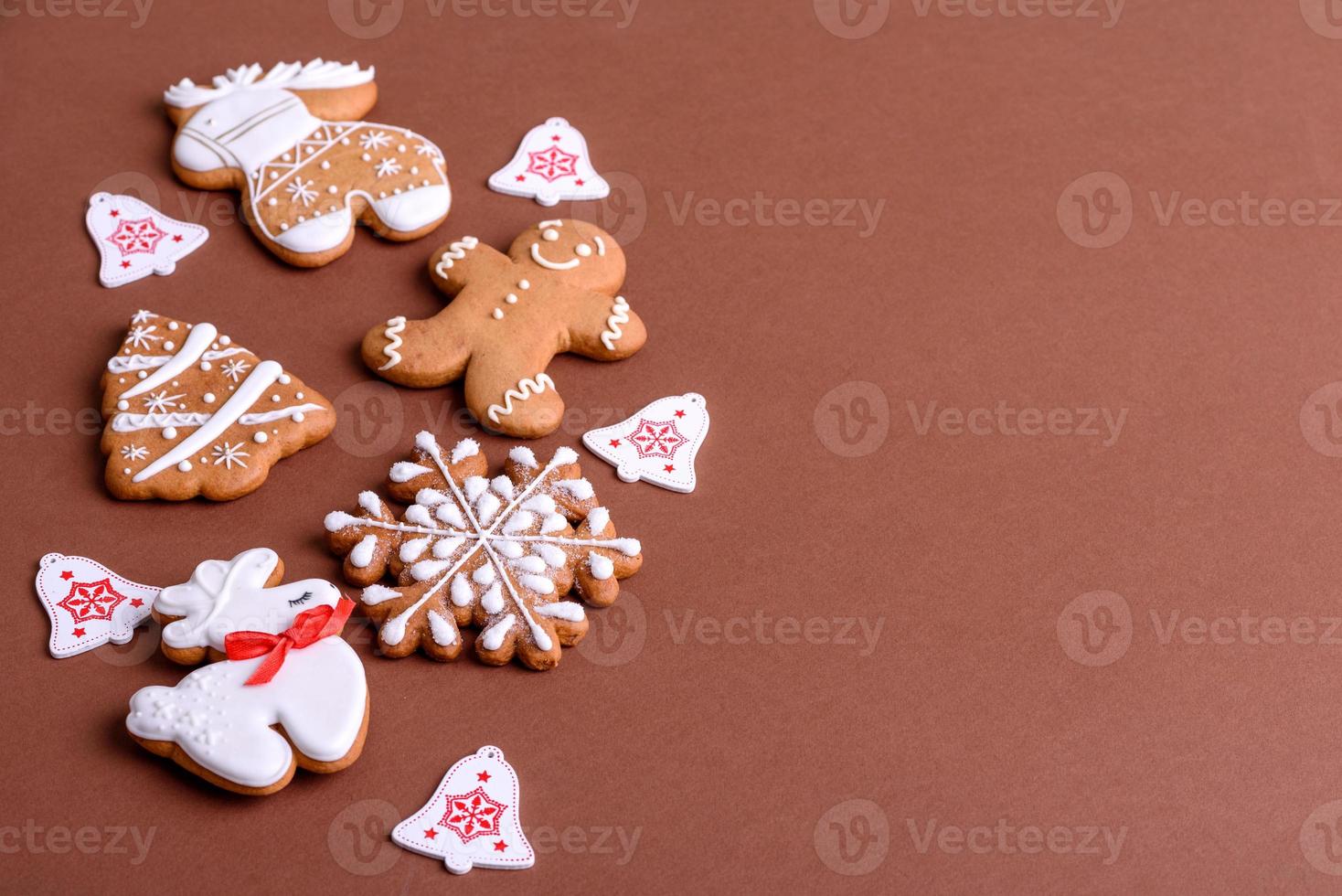 Pan de jengibre festivo navideño hecho en casa sobre un fondo de color foto