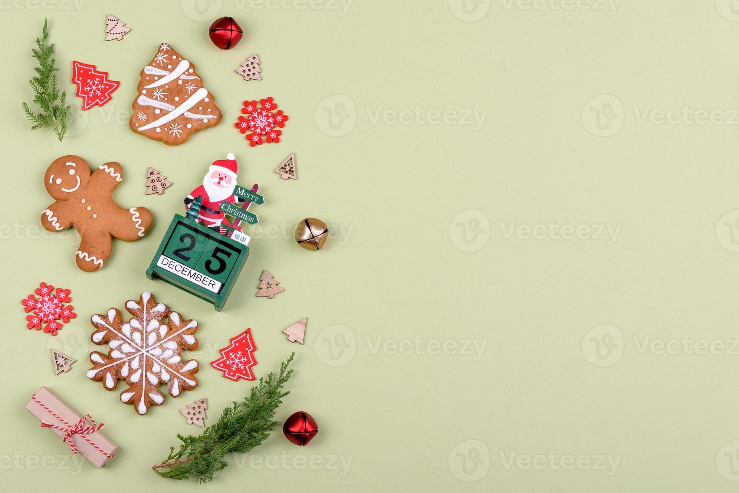 Pan de jengibre festivo navideño hecho en casa sobre un fondo de color foto