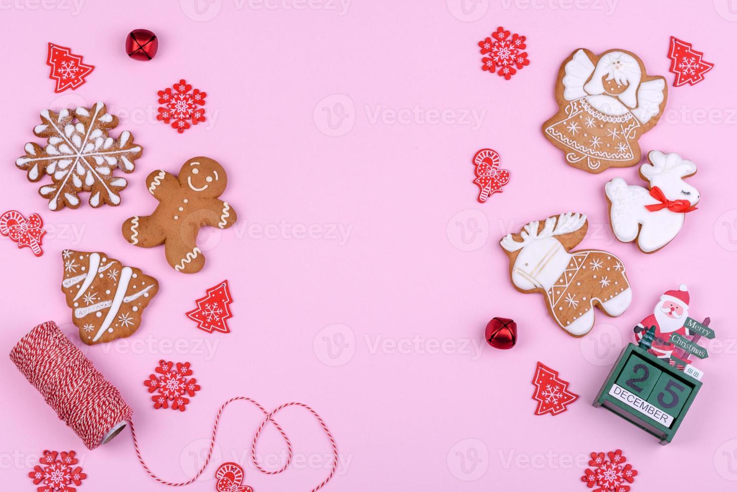 Pan de jengibre festivo navideño hecho en casa sobre un fondo de color foto