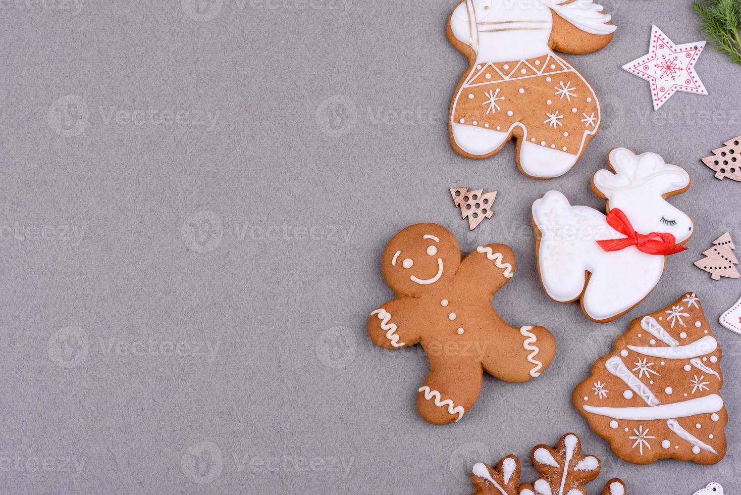 Pan de jengibre festivo navideño hecho en casa sobre un fondo de color foto