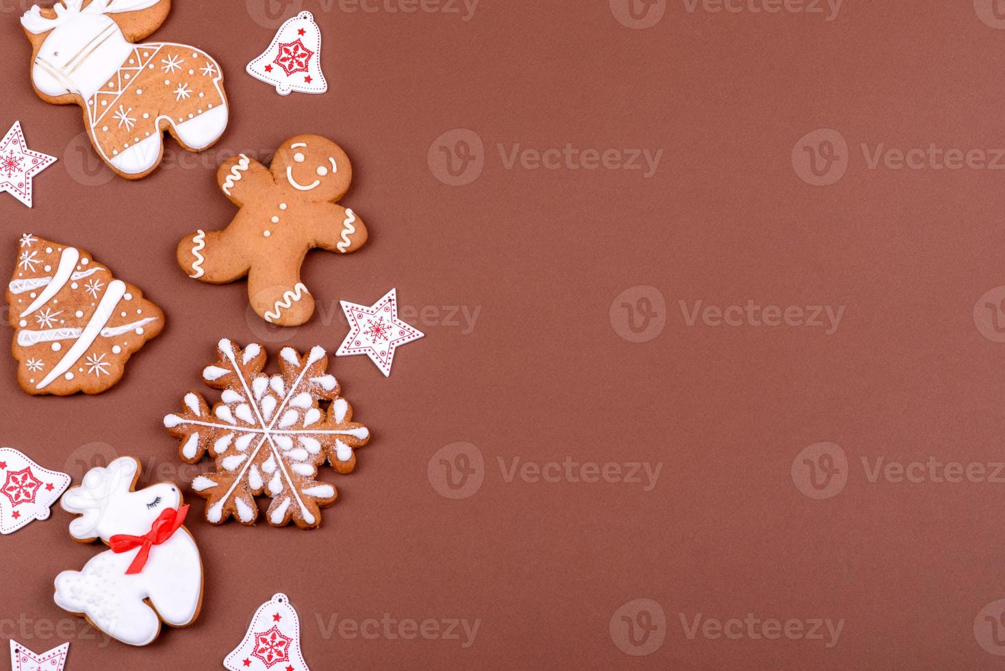 Pan de jengibre festivo navideño hecho en casa sobre un fondo de color foto