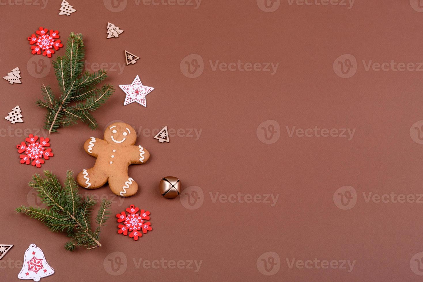 Pan de jengibre festivo navideño hecho en casa sobre un fondo de color foto