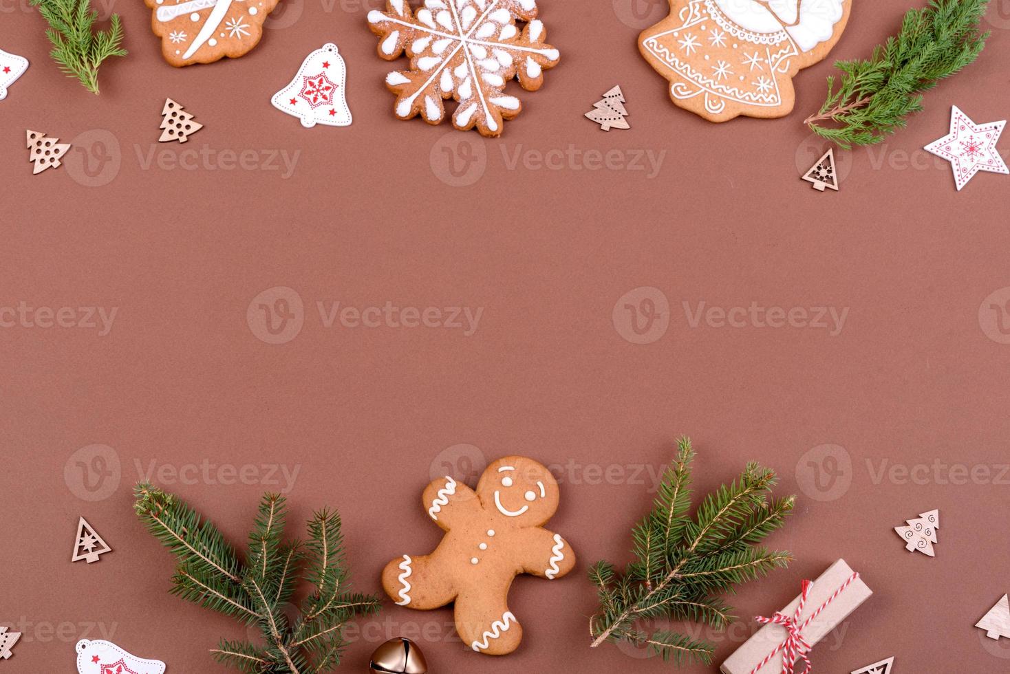 Pan de jengibre festivo navideño hecho en casa sobre un fondo de color foto