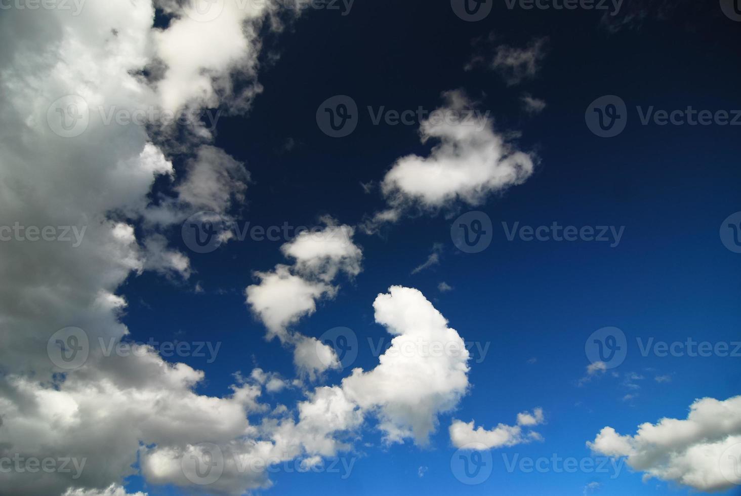 nubes blancas mullidas con cielo azul de fondo foto