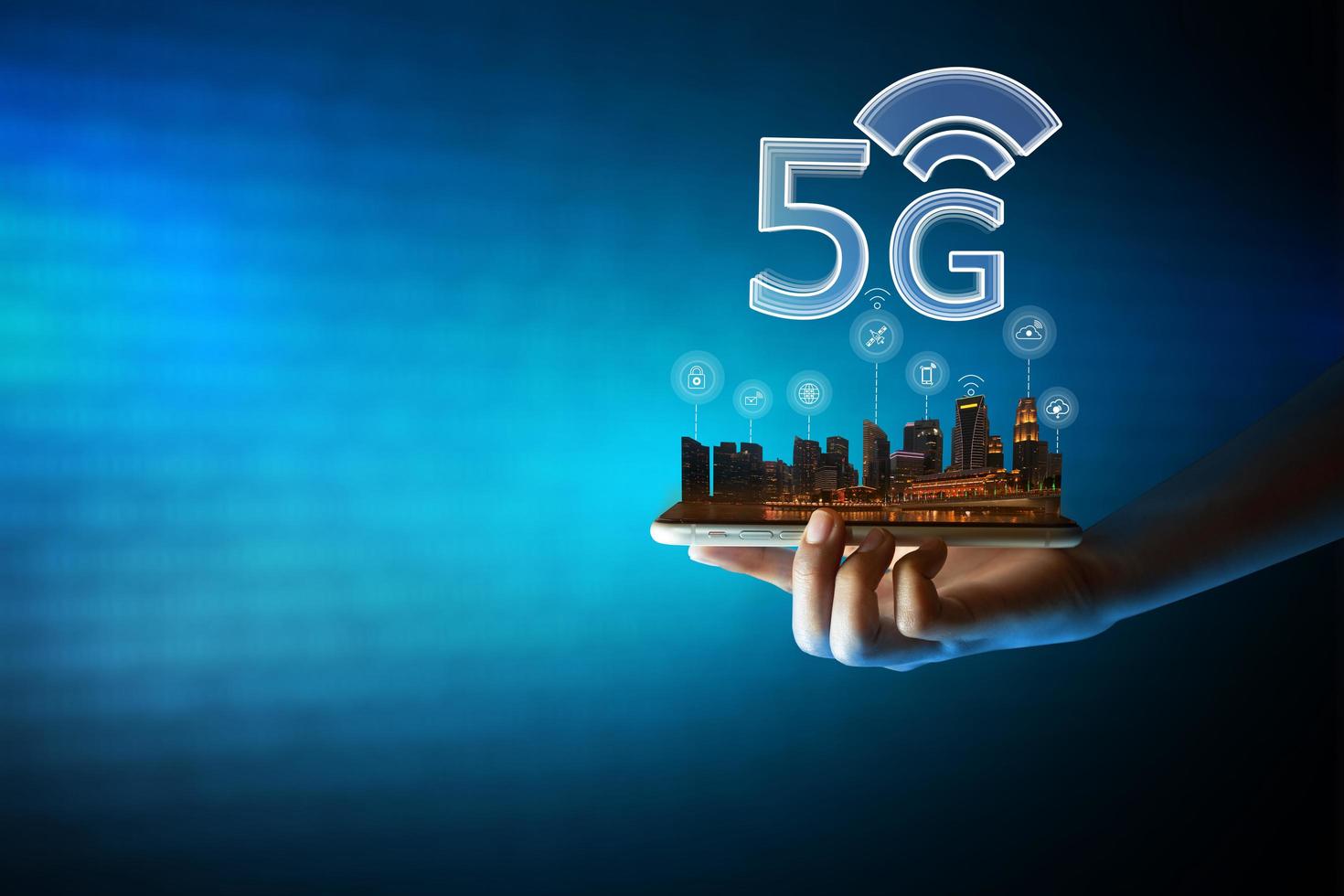 empresario sosteniendo un teléfono móvil con la ciudad de Singapur y texto 5g en una pantalla virtual. pantalla digital de fondo. foto