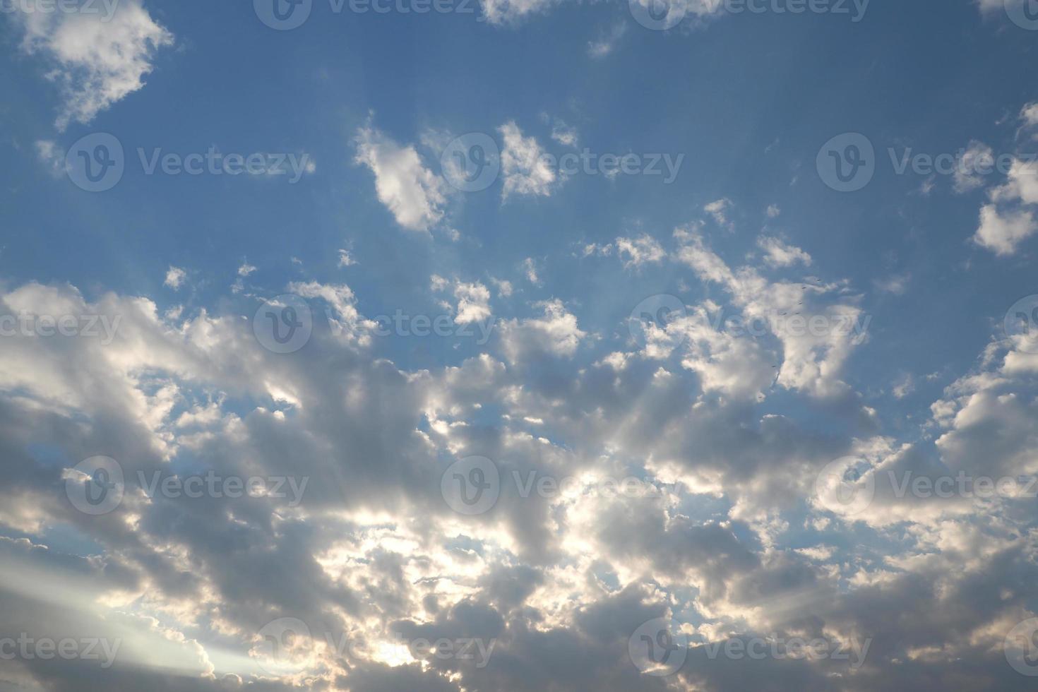 esponjosas nubes en el cielo azul con la luz de la mañana desde el amanecer foto