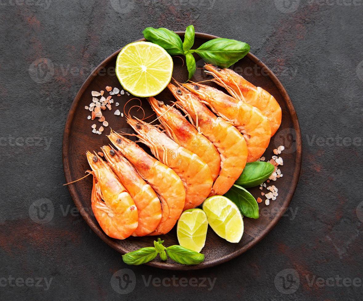 Shrimps served with lemon photo