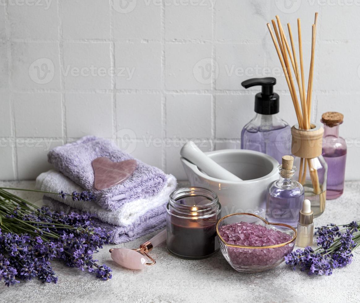 Cosmético de hierbas naturales con flores de lavanda. foto