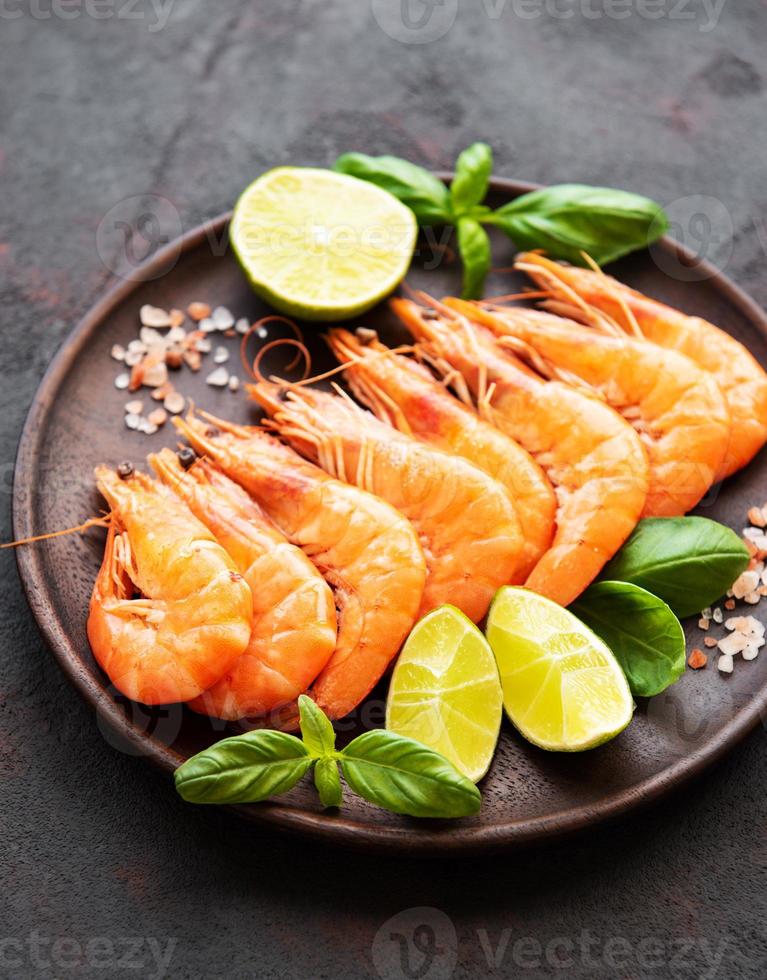 Shrimps served with lemon photo