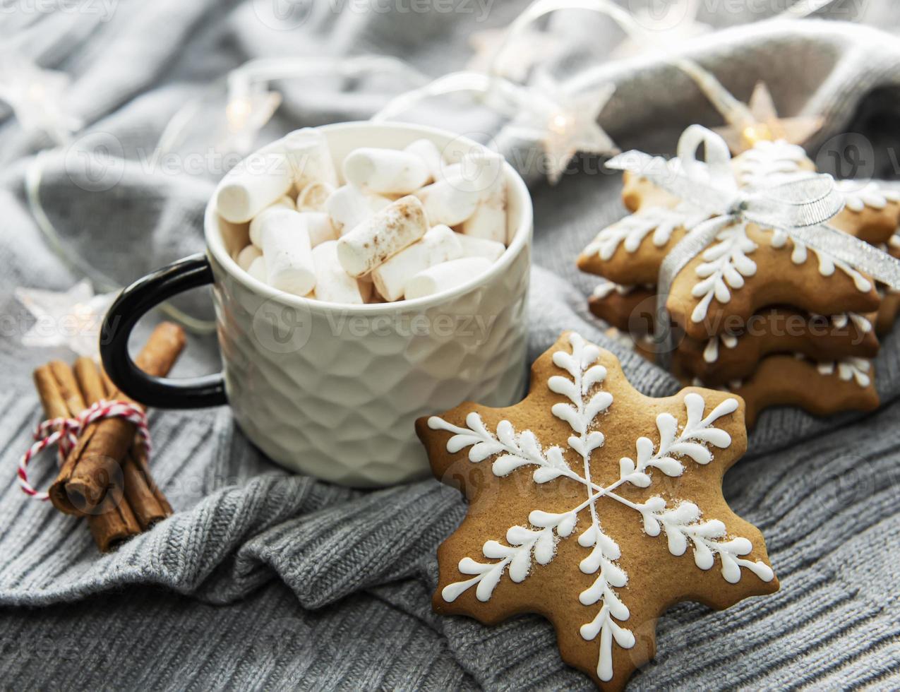 adornos navideños, galletas de cacao y pan de jengibre. foto