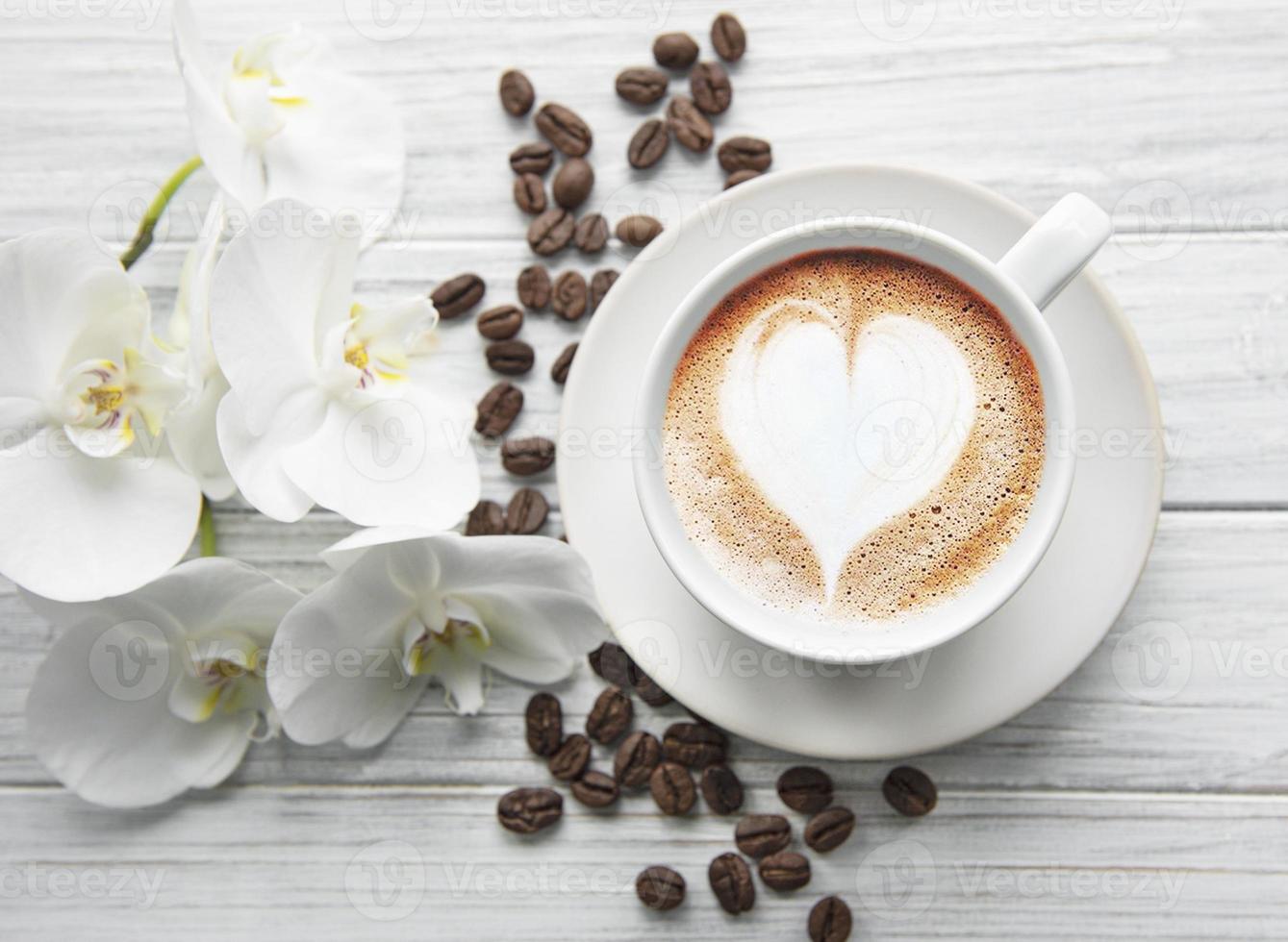 una taza de café con patrón de corazón foto