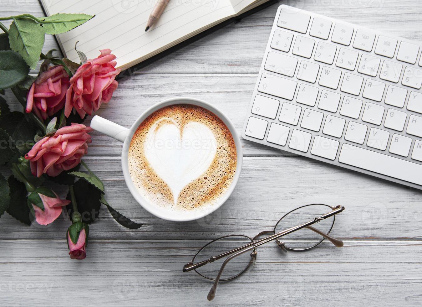 una taza de café con patrón de corazón en una mesa foto