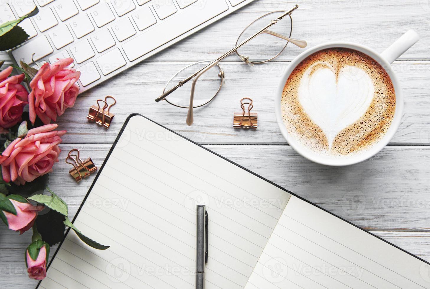 una taza de café con patrón de corazón en una mesa foto