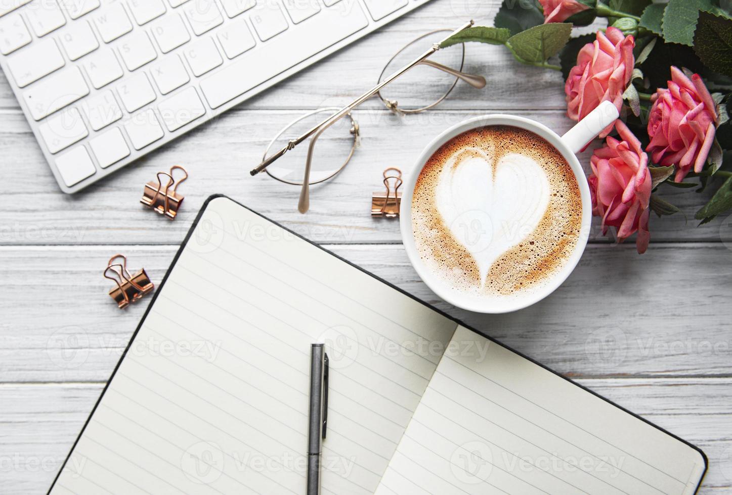 una taza de café con patrón de corazón en una mesa foto