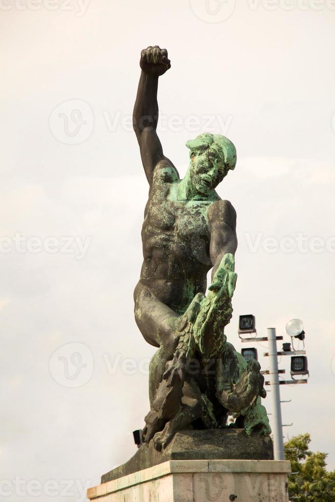 Estatua lateral de la estatua de la libertad estatua de la libertad en la ciudadela en la colina de Gellert en Budapest, Hungría foto