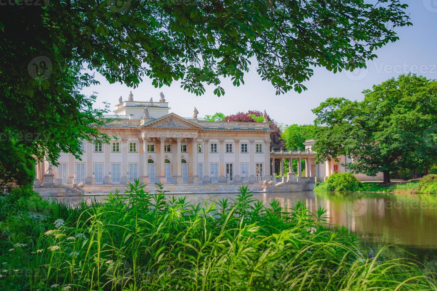 Palacio real sobre el agua en el parque Lazienki en Varsovia, Polonia foto