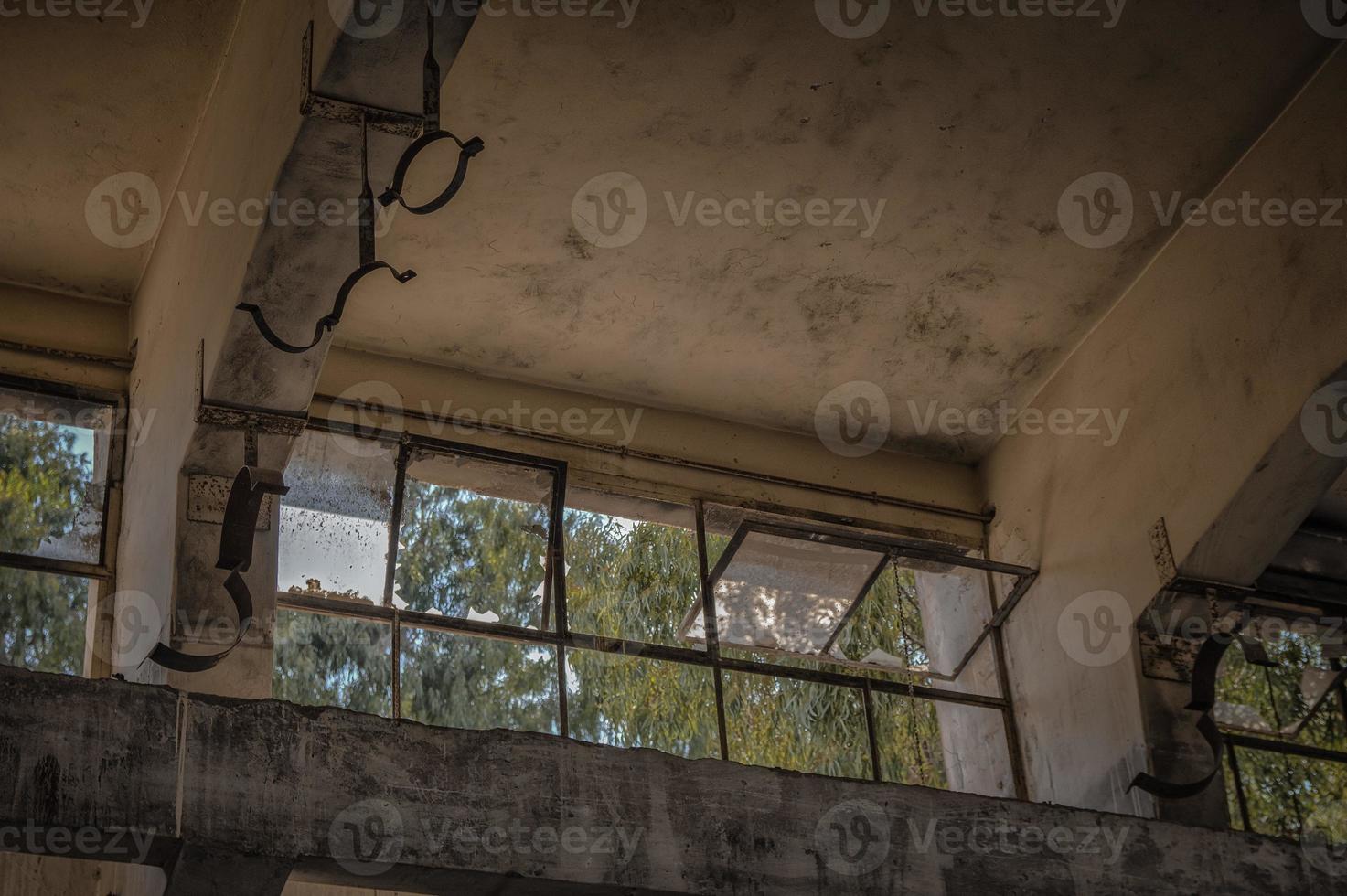 interior de un edificio abandonado foto