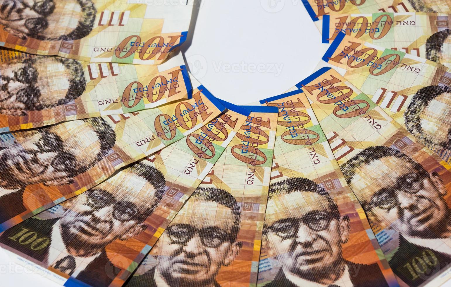 Pila de billetes de dinero israelí de 100 shekel - vista superior foto