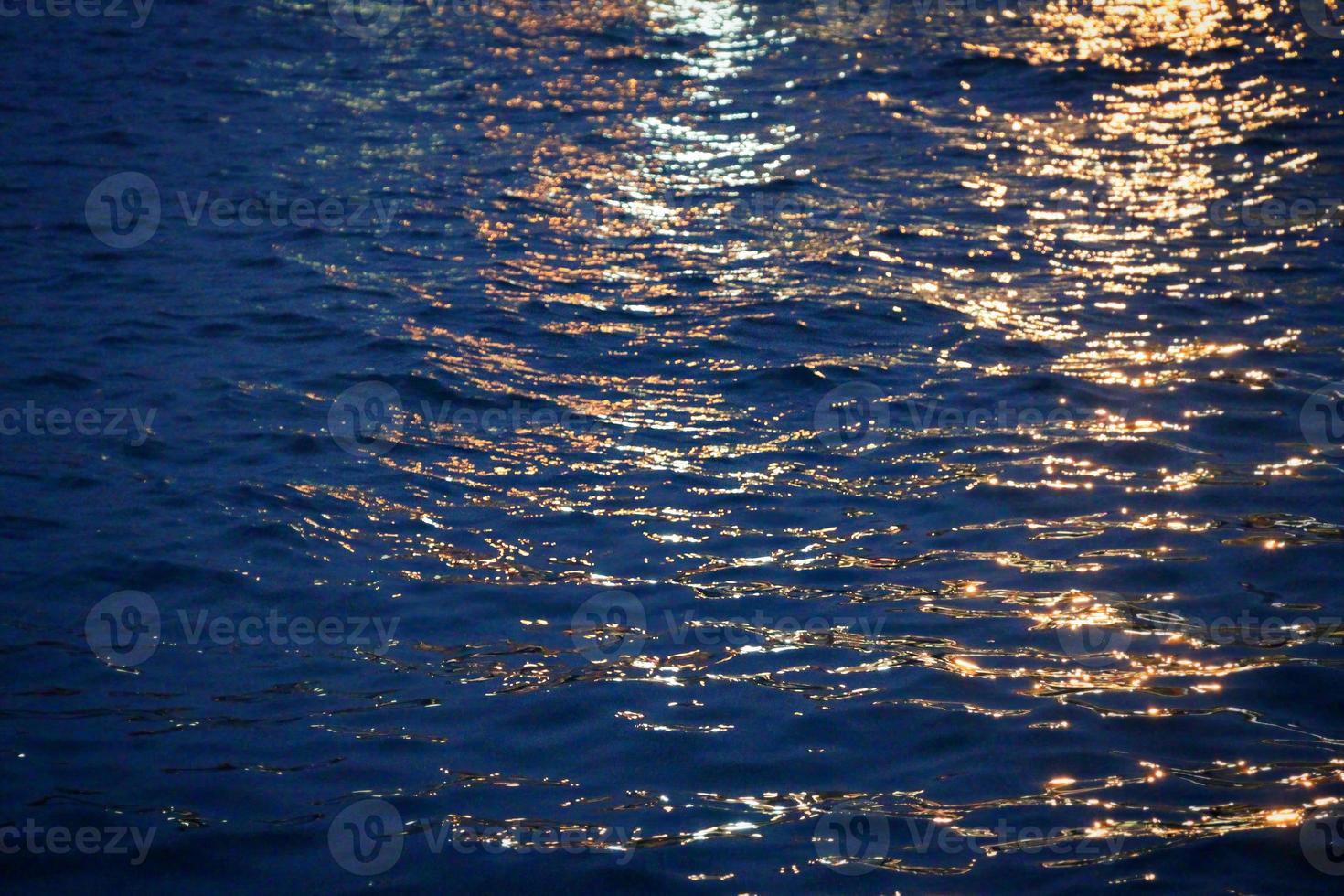 rayos de luz sobre el agua durante el crepúsculo foto