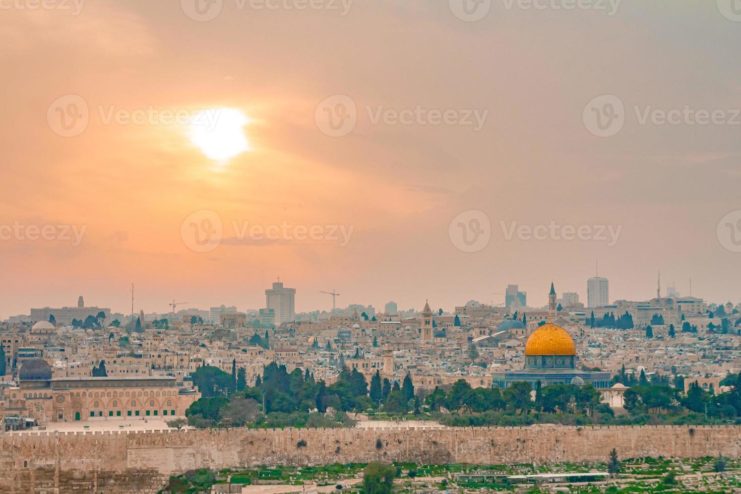 Vista panorámica de la ciudad vieja de Jerusalén y el monte del templo durante una espectacular y colorida puesta de sol foto