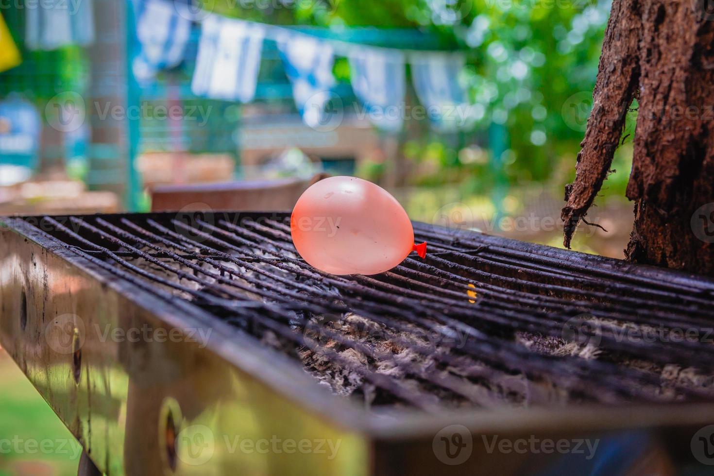 globo lleno de agua colocado sobre una parrilla caliente foto