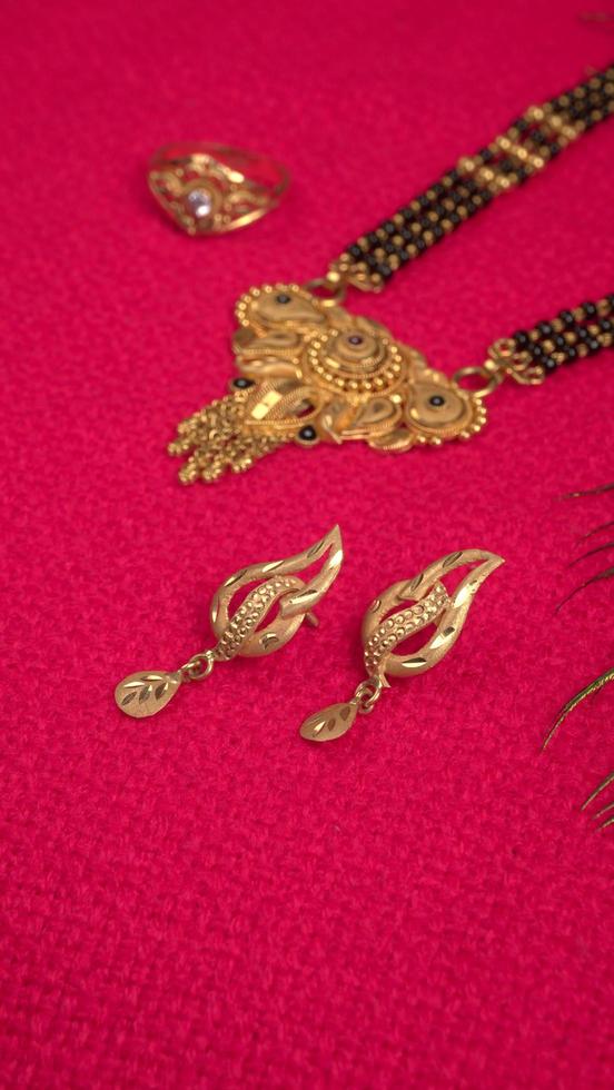 mangalsutra o collar de oro para llevar por una mujer hindú casada, arreglado con un hermoso backgrond. joyería tradicional india. foto