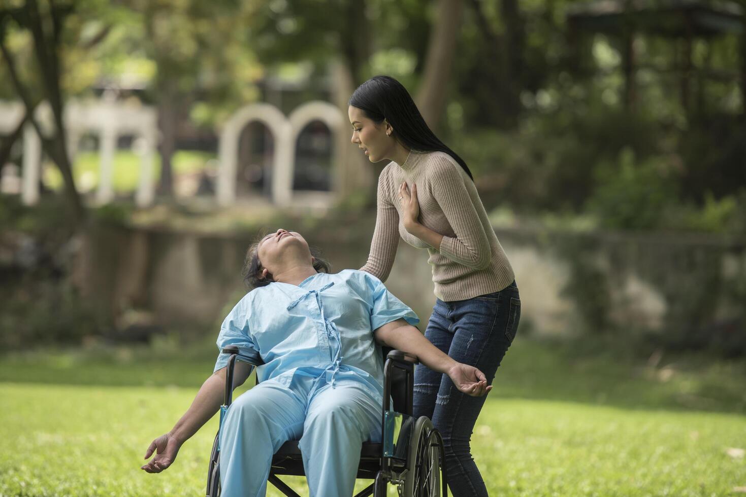 The daughter was shocked to see the shock on her mother sitting on wheelchair. photo