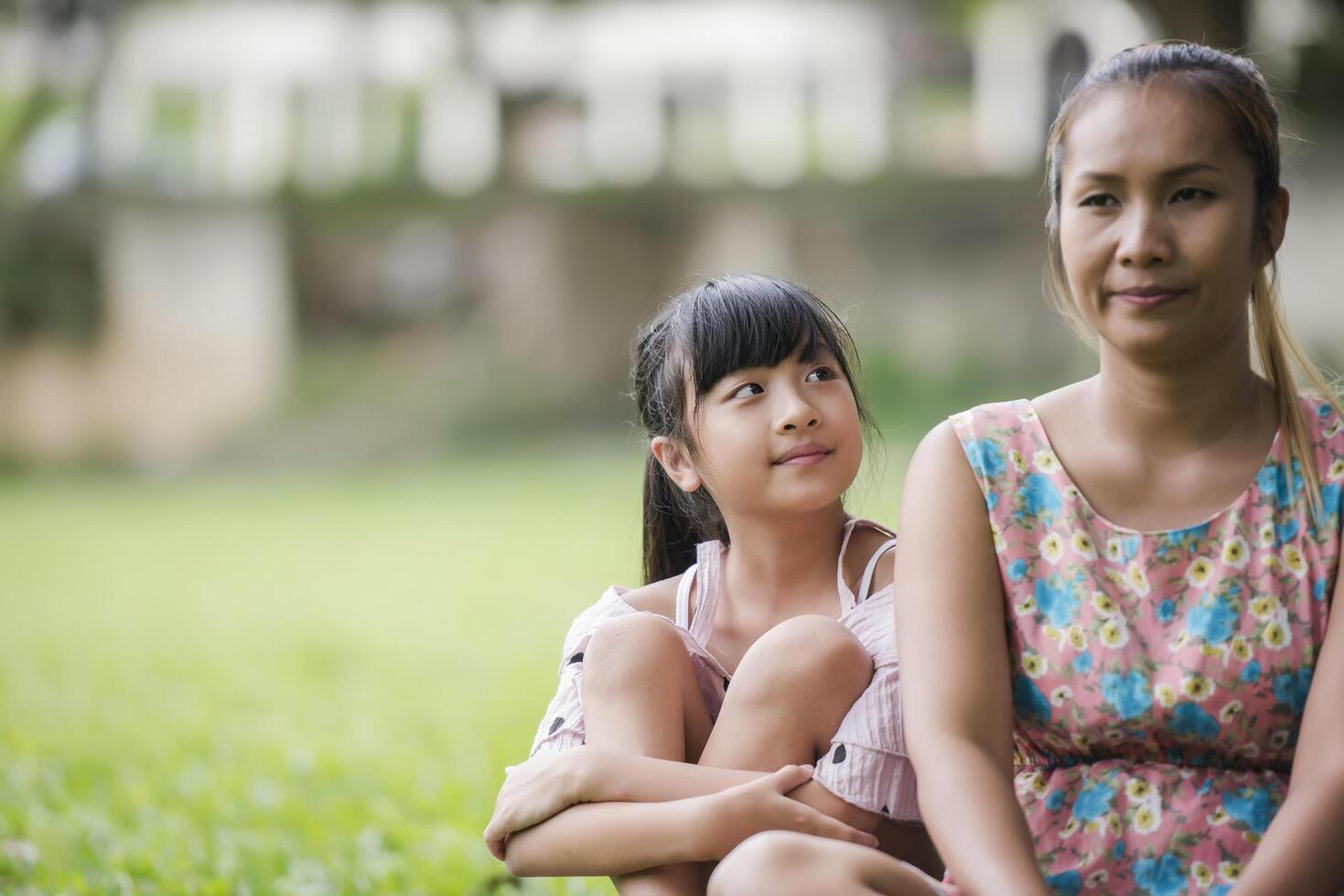 hija mirando a su madre después de enojada foto