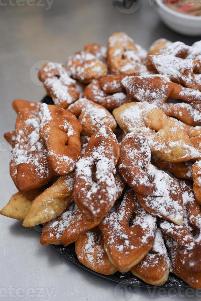 deliciosos bollos - pretzels espolvoreados con polvo foto