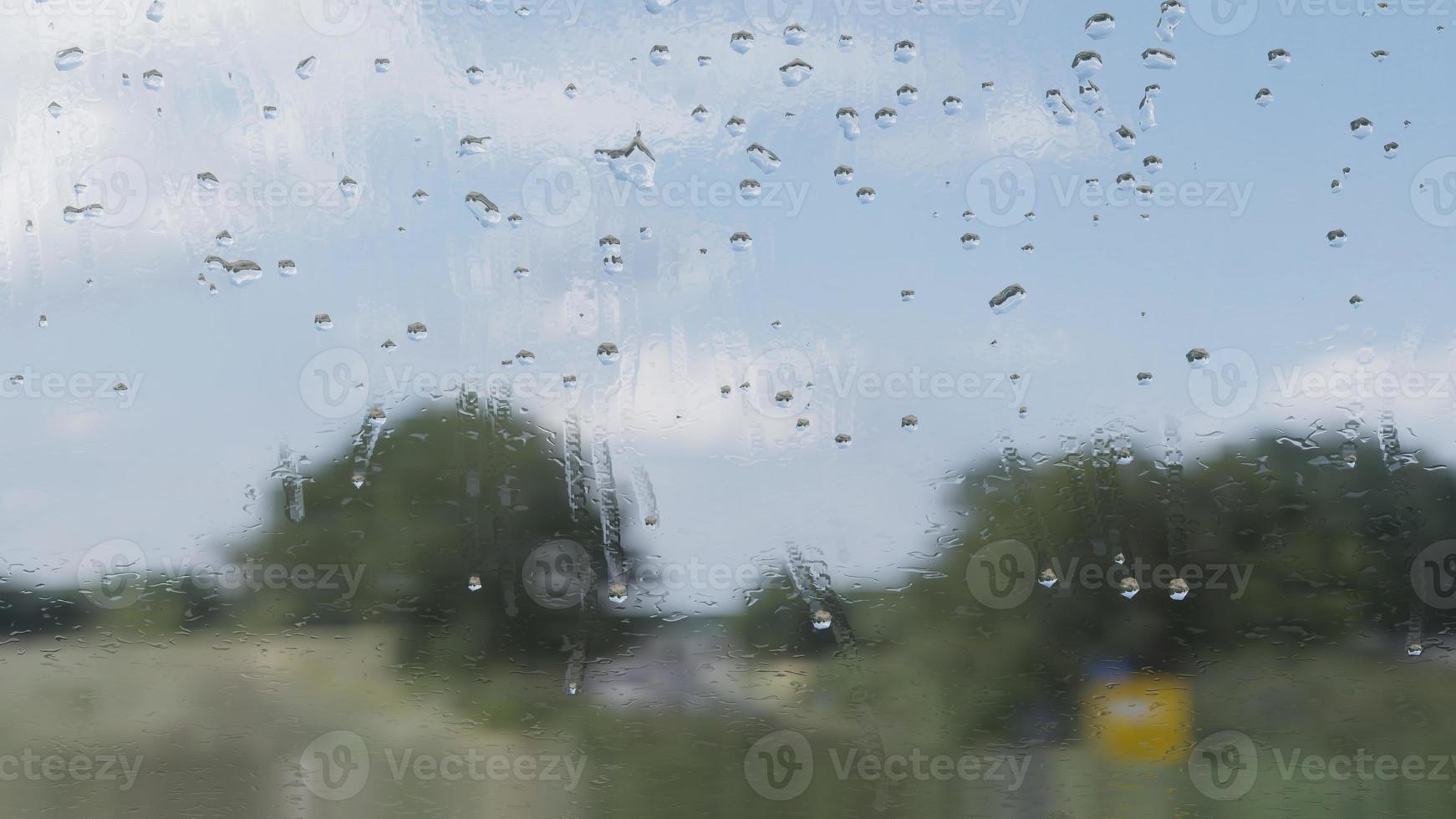 Gotas de lluvia de renderizado 3D en la ventana foto