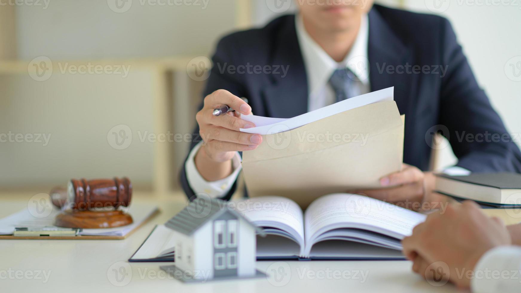 The lawyer is currently providing legal advice on real estate trading. photo