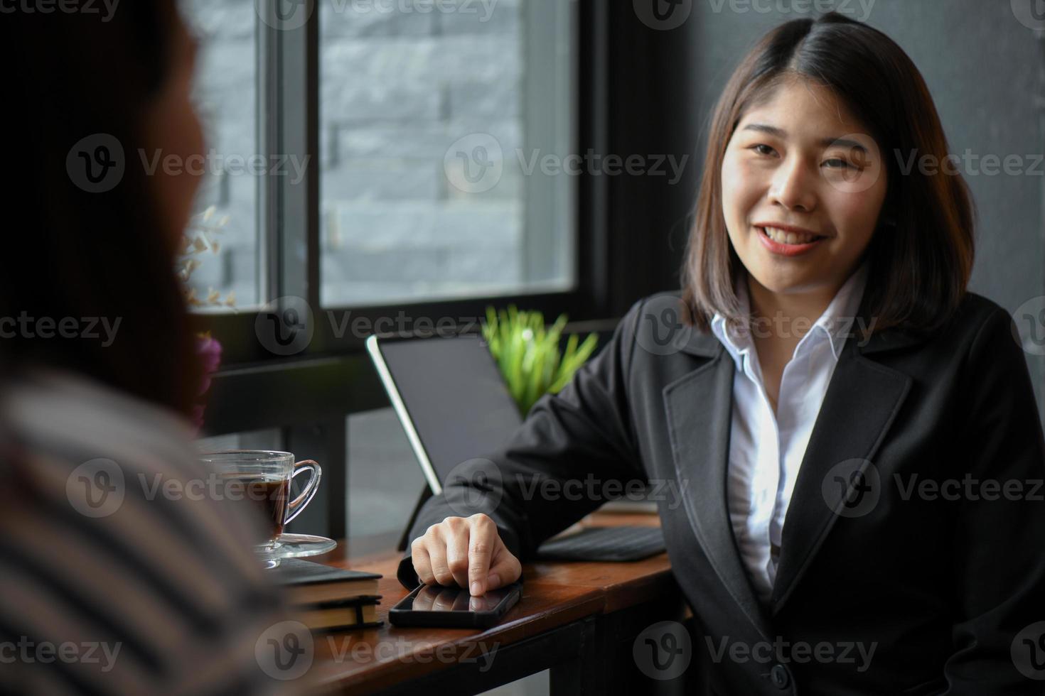 nuevo personal mujeres asiáticas están trabajando en la oficina. foto