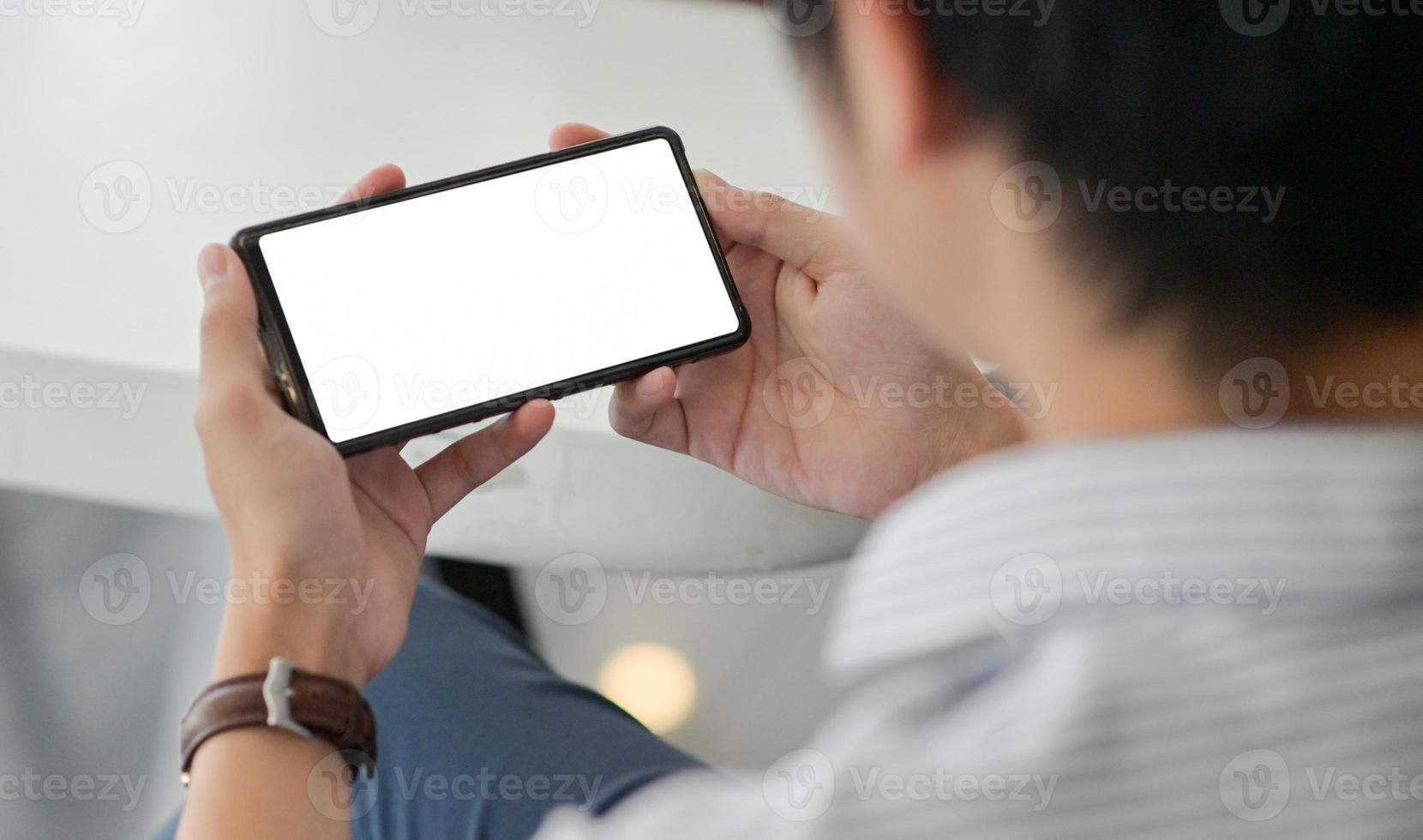 primer plano de un hombre de negocios con un teléfono inteligente de pantalla en blanco. foto