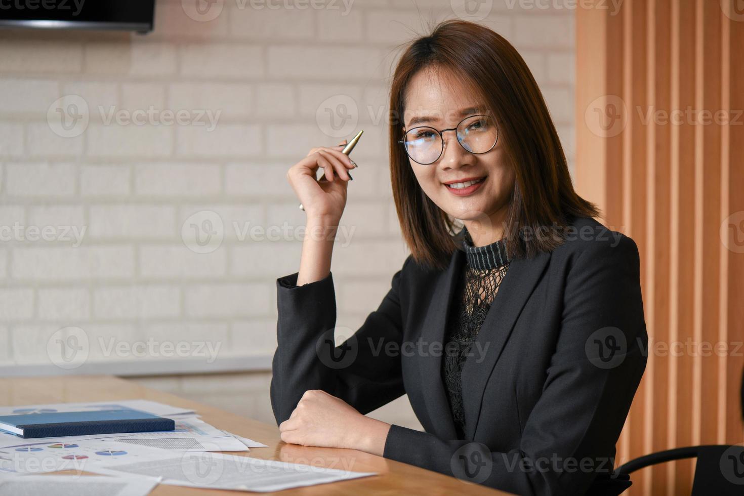 nuevas mujeres ejecutivas asiáticas están trabajando en la oficina. Ella está orgullosa. foto