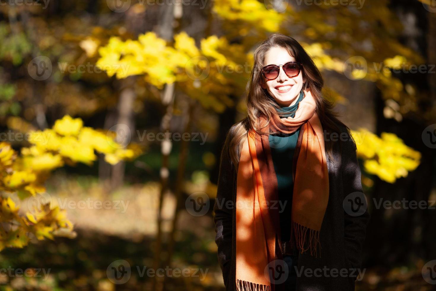 mujer joven, en, gafas de sol, en, otoño, bosque foto