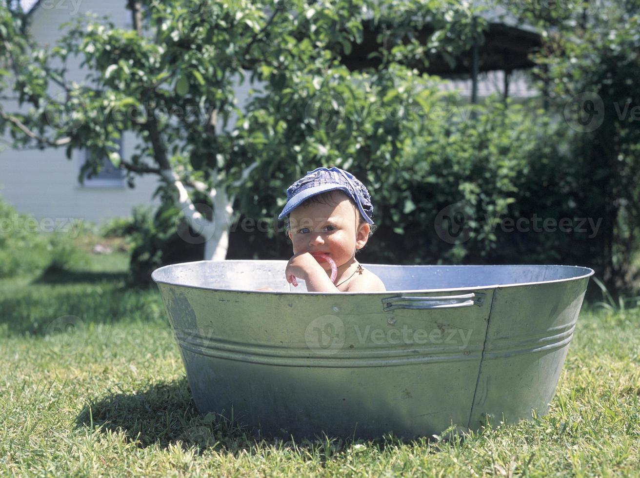 hermoso, nene, en, niño, bañera, posar, fotógrafo foto