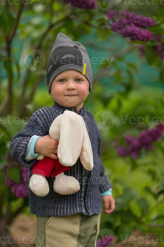 hermoso, nene, con, niño, cara, posar, fotógrafo foto