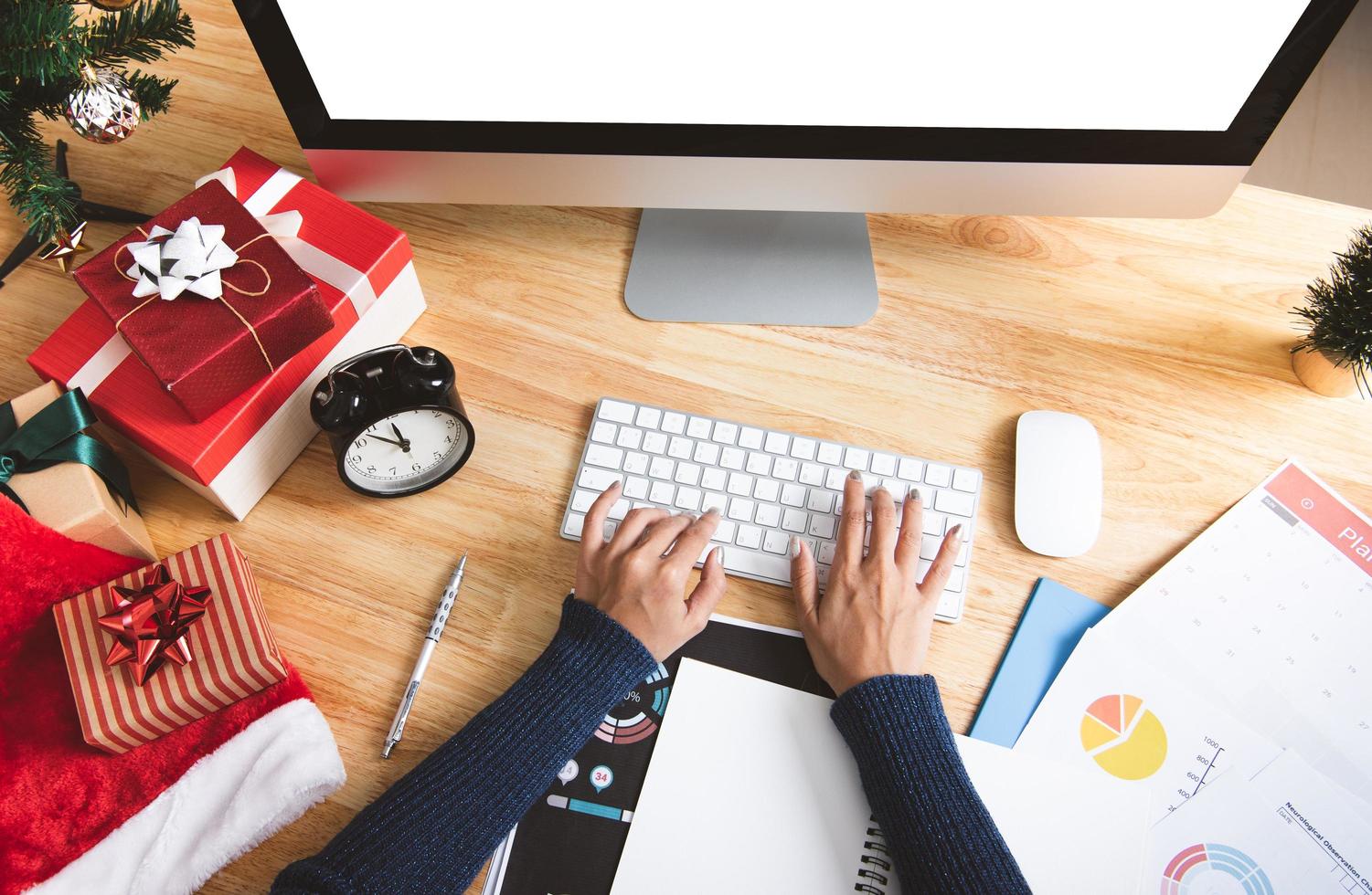 Businesswoman working in christmas holiday at the office with christmas decoration on table. photo