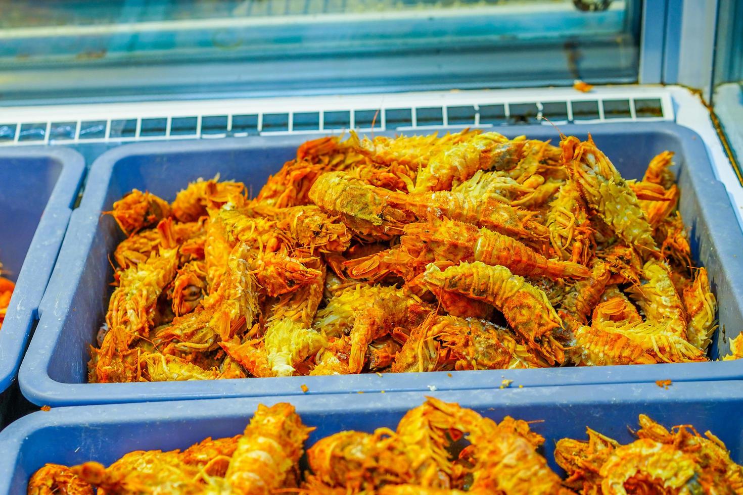 mariscos en la ventana del pabellón comercial del mercado de la ciudad foto