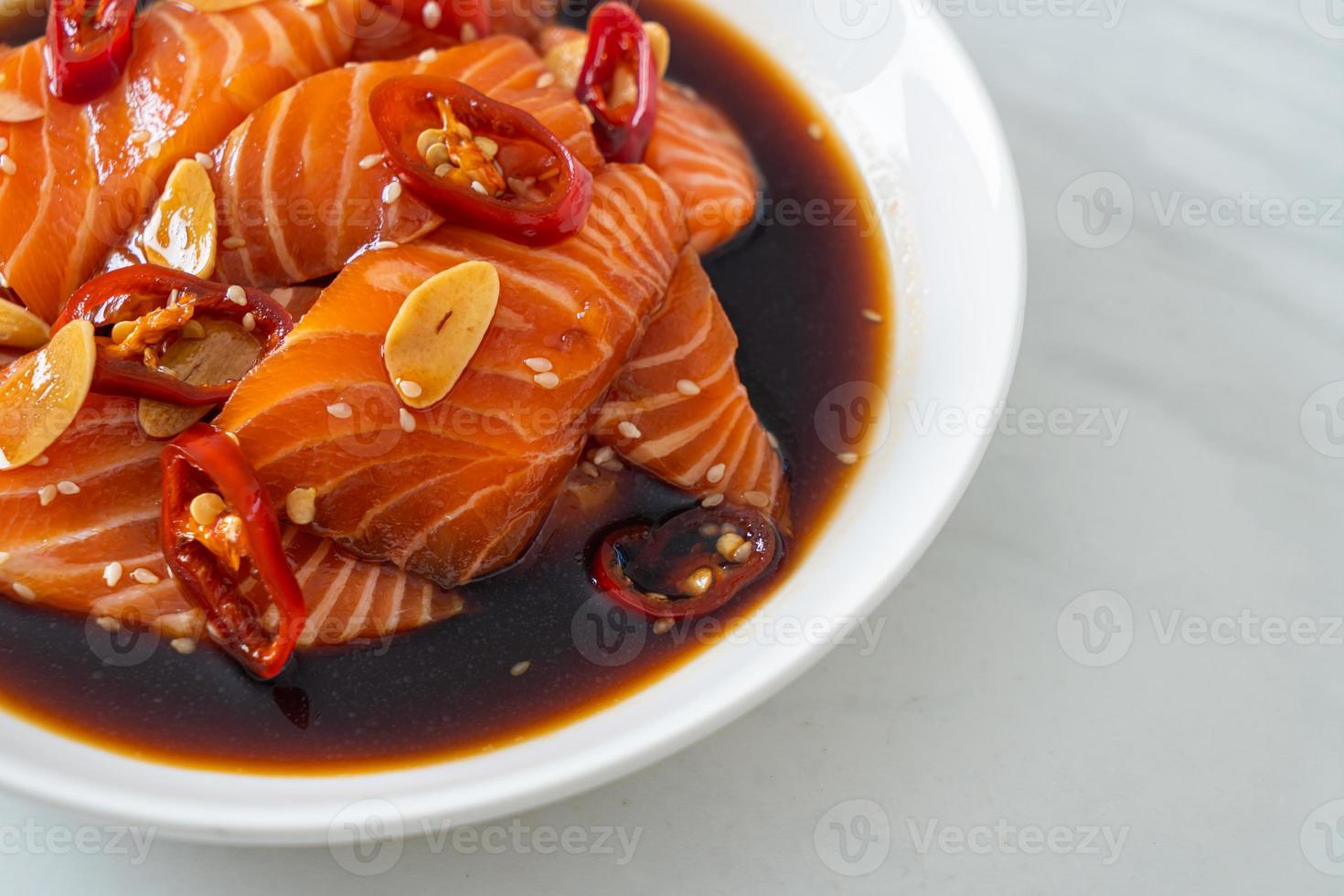 salmón fresco crudo en escabeche en salsa shoyu foto
