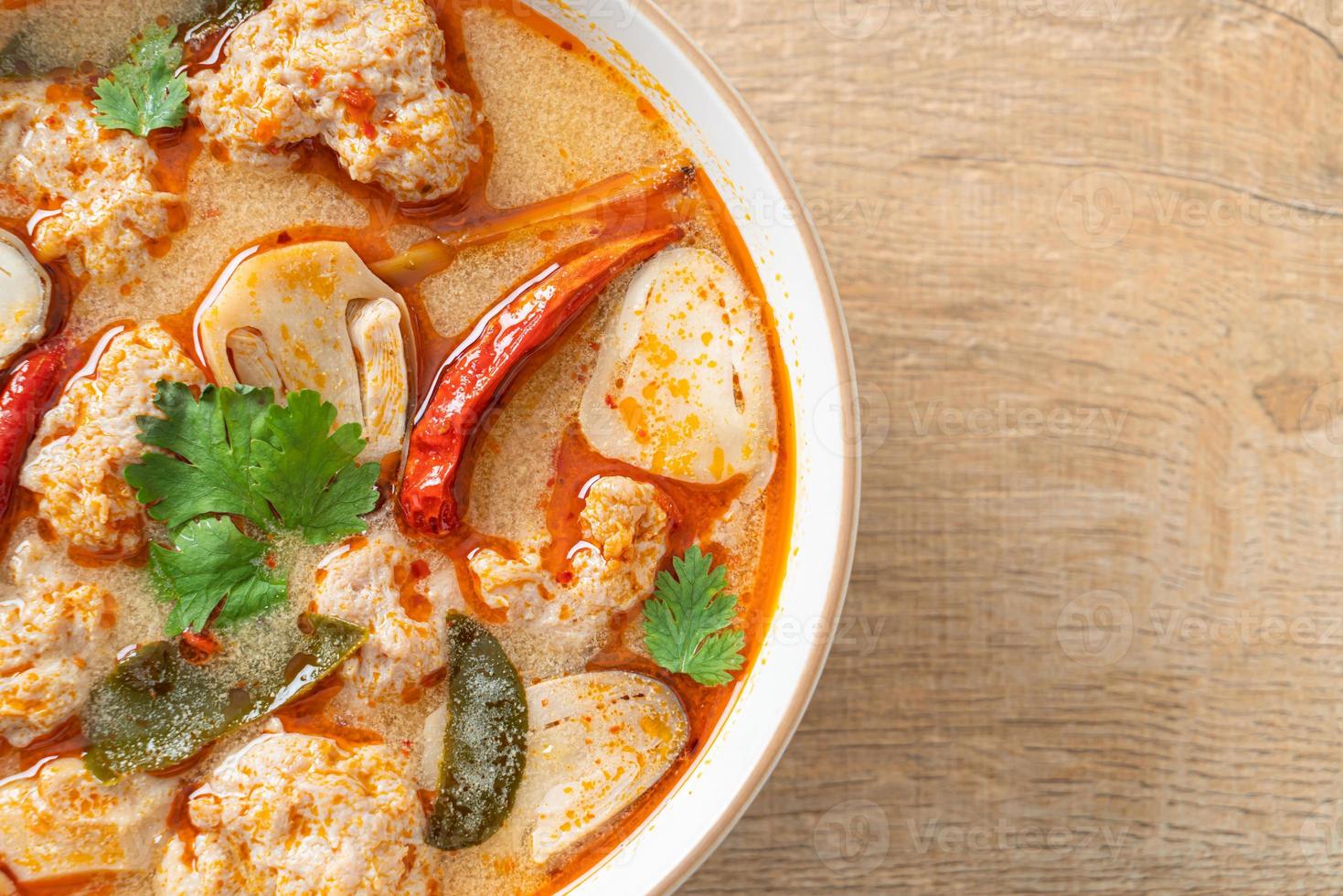 sopa picante de cerdo hervida con champiñones - tom yum foto