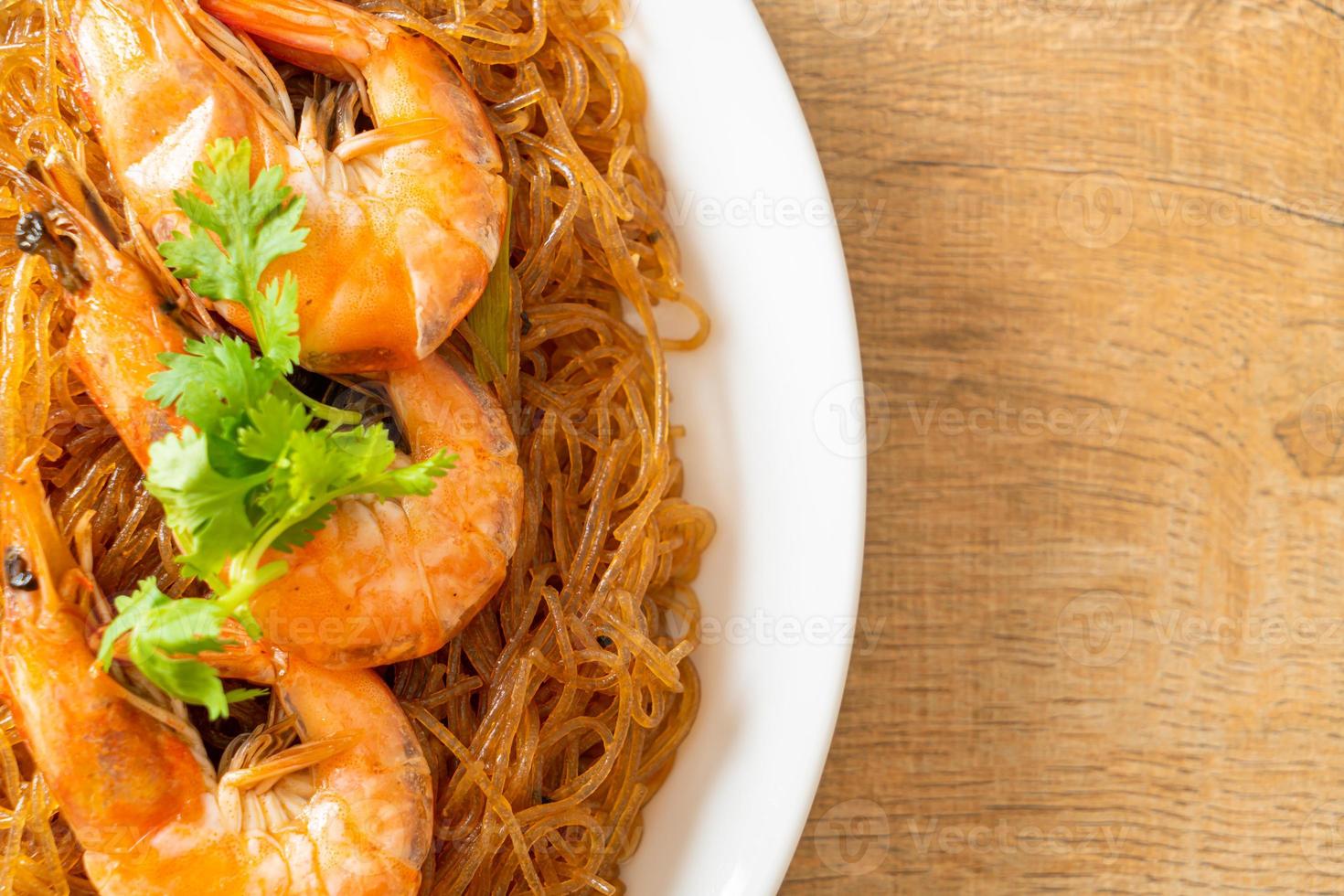 camarones a la cazuela o al horno con fideos de vidrio foto